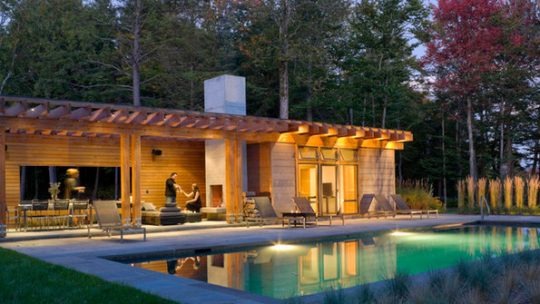 Construction d&rsquo;un pool house en bois : quelles sont les étapes à suivre ?