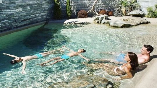 Piscine à fond de sable, comme à la plage