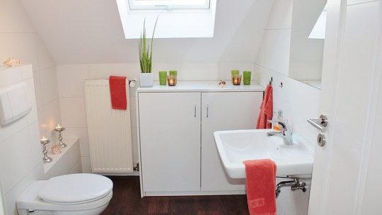 Des étagères en placo pour la salle de bain