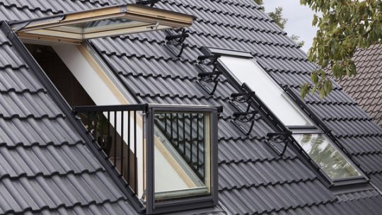 Fenêtre de toit sur toiture à faible pente : quelle dimension choisir ?