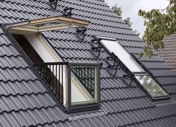 Fenêtre de toit sur toiture à faible pente : quelle dimension choisir ?