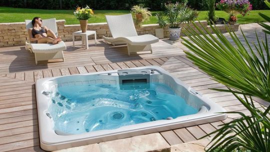 Construire soi-même son spa de nage : bonne ou mauvaise idée ?