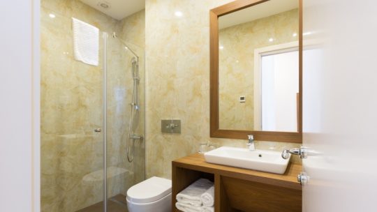 À quoi ressemble une salle de bain accessible ?