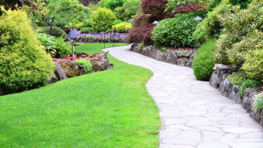 Comment aménager une allée de jardin avec originalité ?