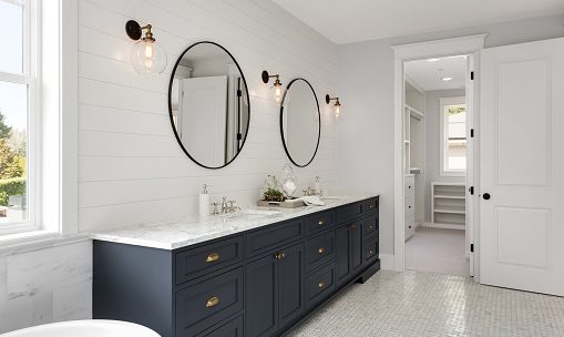 Meuble de rangement de salle de bains : armoire sur pied ou placard intégré ?