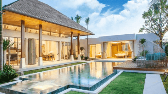 Quel budget prévoir pour construire une piscine avec parois en verre ?