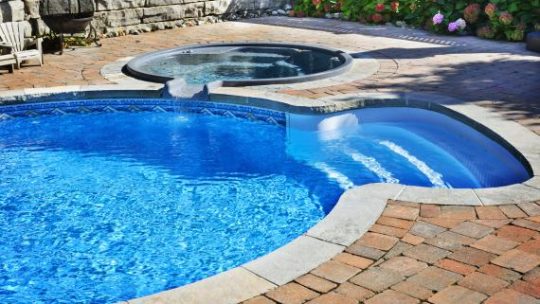 Combien coûte une piscine creusée en fibre de verre ?