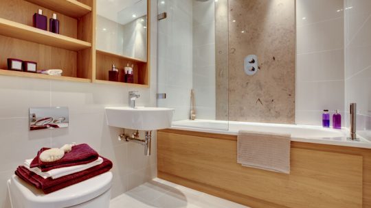 LA CRÉDENCE EN VERRE DANS LA SALLE DE BAINS