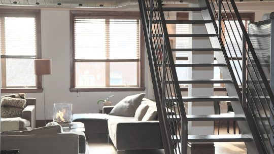 Un escalier à pas japonais pour accéder à la mezzanine