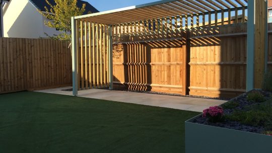 Pergola à toile rétractable ou avec store accordéon ?