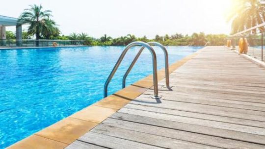 Margelle de piscine fissurée: quelles sont les solutions possibles