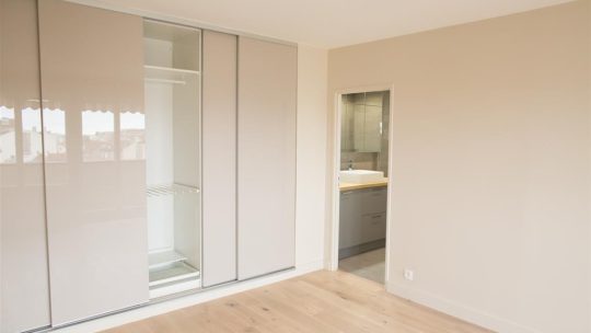 Aménager un placard intégré dans la chambre à coucher : les questions à se poser