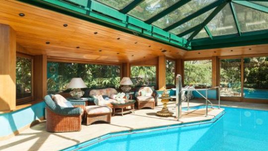 Motorisation d&rsquo;un abri de piscine : des normes de sécurité à respecter