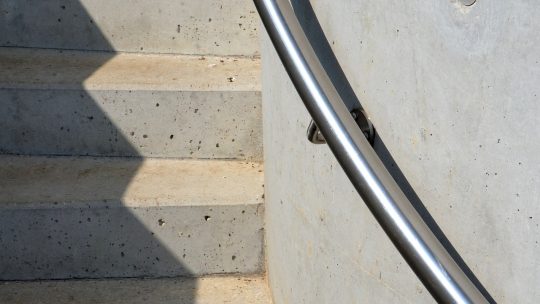 Démolir un escalier en béton : comment préparer le projet ?