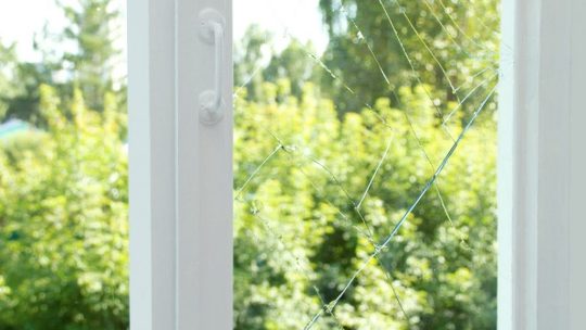 Fenêtre cassée : qui doit payer, le locataire ou le propriétaire ?