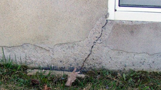 Comment détecter la présence de fissures dans les fondations ?