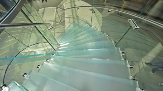 Escalier en verre : réglementation, caractéristiques et prix