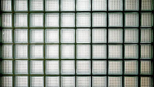 Monter un mur en briques de verre : comment procéder ?