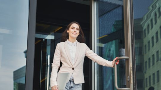 Mode d’emploi pour installer soi-même un cadre de porte métallique