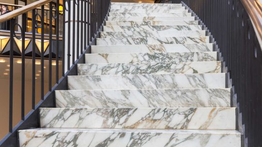 Quelle couleur de marbre pour aménager un escalier design ?