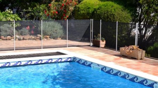 6 étapes à suivre pour installer une barrière de piscine – Guide du bricoleur