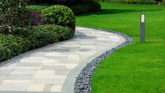 Créer une allée de jardin en pierre pour un look plus décontracté : nos conseils