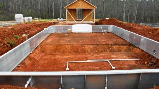 Aménagement de piscine : comment aplanir un sol en pente ?