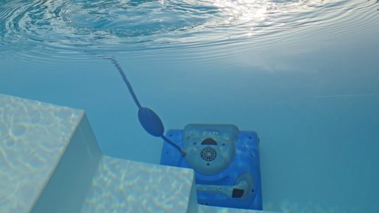 Comment garder l&rsquo;eau de votre piscine propre – 4 méthodes au choix