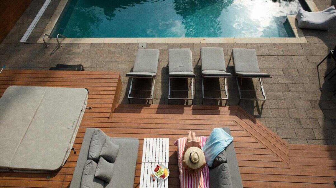 Comment entretenir une terrasse de piscine en bois ?