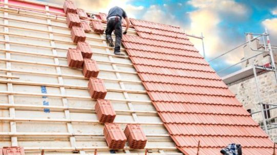 Monter sur le toit : les risques et les précautions à prendre