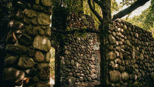Guide pas à pas pour construire un mur de moellons