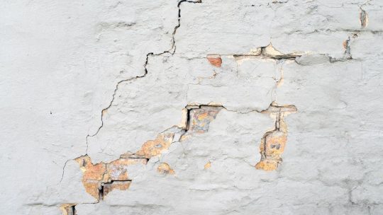 Guide pratique pour la réparation des fissures de fondation