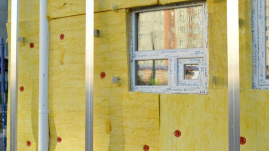 Guide complet pour réussir les travaux d’isolation de murs intérieurs