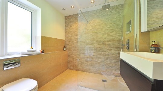 Guide d’installation d’une douche à l’italienne dans une salle de bains rénovée