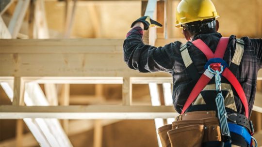 Comment assurer la conformité aux normes de construction et de sécurité lors de la construction d’une maison à ossature bois ?