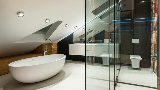 Quels types de douche conviennent le mieux aux salles de bain sous pente ?