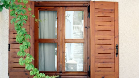Les fenêtres en bois : plus efficaces que le PVC ou l’aluminium pour réduire les bruits excessifs ?