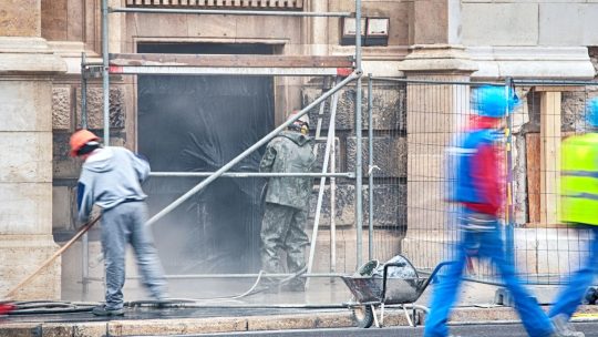 Préparation du chantier pour le nettoyage après les travaux de construction : le guide !