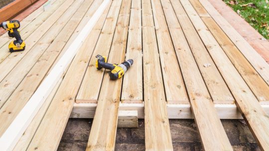 Fondations d’une terrasse en bois : comment les réaliser correctement ?