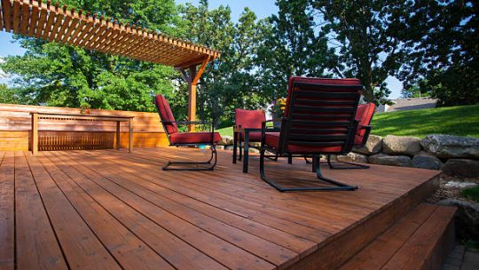 Les essences à la mode à considérer pour une terrasse en bois tendance