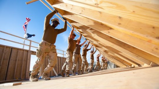 Le coût d&rsquo;une surélévation de maison en bois : étude comparée avec d&rsquo;autres matériaux