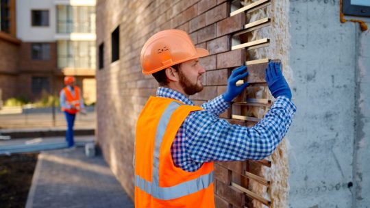 Guide d’installation de bardage de façade : devenez votre propre expert en rénovation