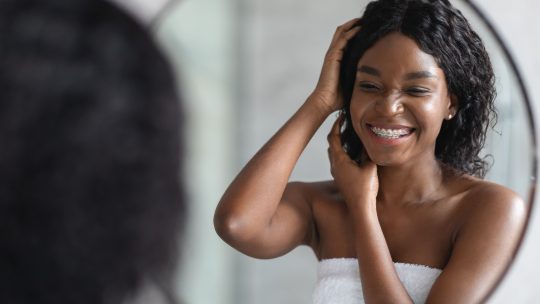 « Miroir, mon beau miroir… » : comment choisir et placer le miroir idéal dans votre salle de bains ?
