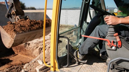 Comment construire en toute sécurité sur un terrain en pente?