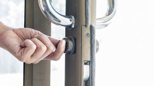 Personnalisez vos portes en aluminium avec des ferrures et des poignées uniques