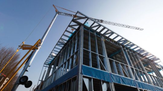 Quels avantages offre la construction en acier pour les grands bâtiments industriels ?