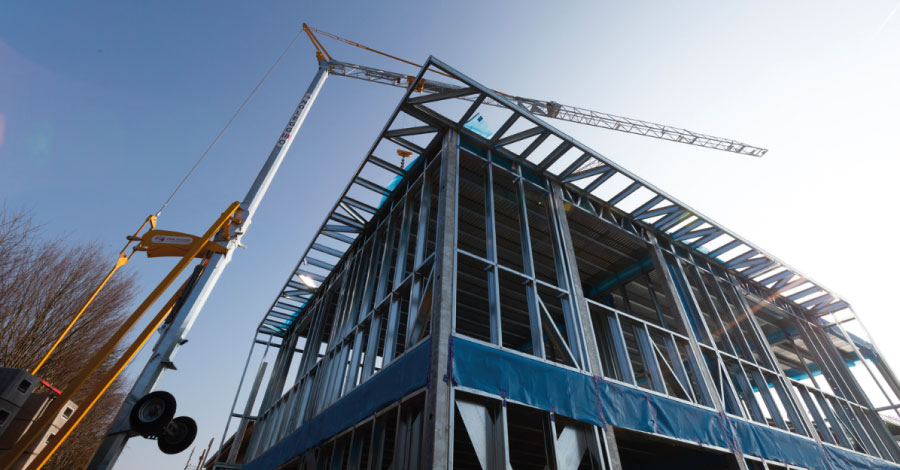 Quels avantages offre la construction en acier pour les grands bâtiments industriels ?
