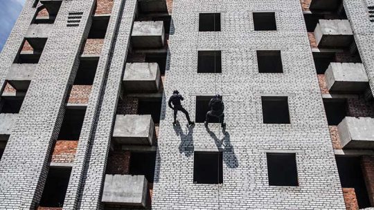 Entretien des façades en maçonnerie : routine et astuces indispensables