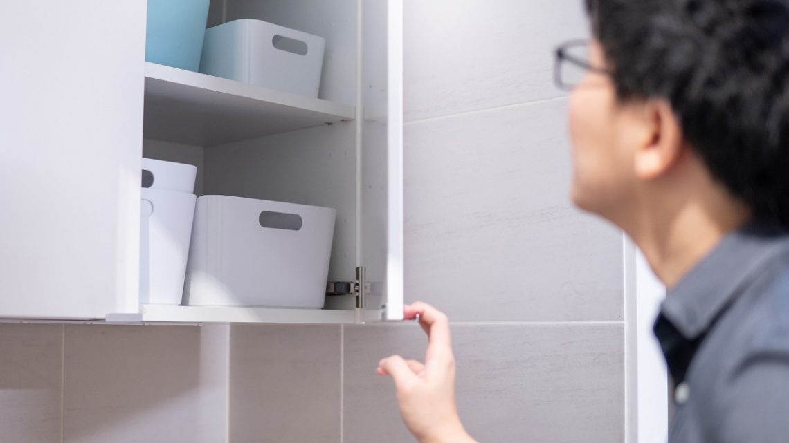 Rangements verticaux : Tirez parti de la hauteur de votre salle de bains pour plus d’espace
