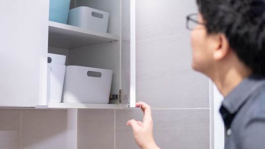 Rangements verticaux : Tirez parti de la hauteur de votre salle de bains pour plus d&rsquo;espace